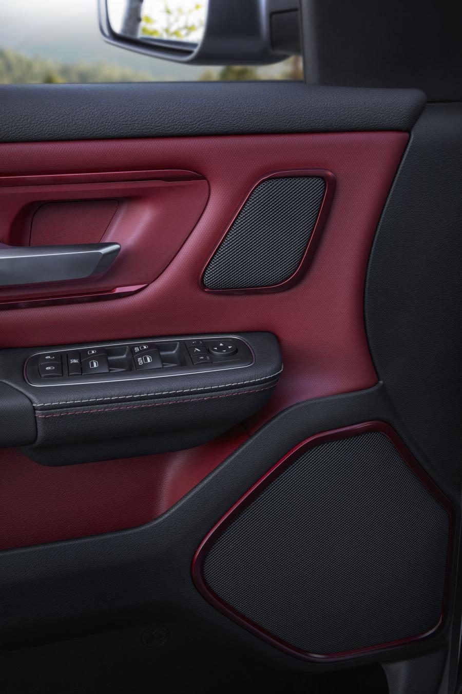 Детали интерьера Ram 1500 Rebel 12 Crew Cab (DT) 2018 года  (фото 2 из 5)